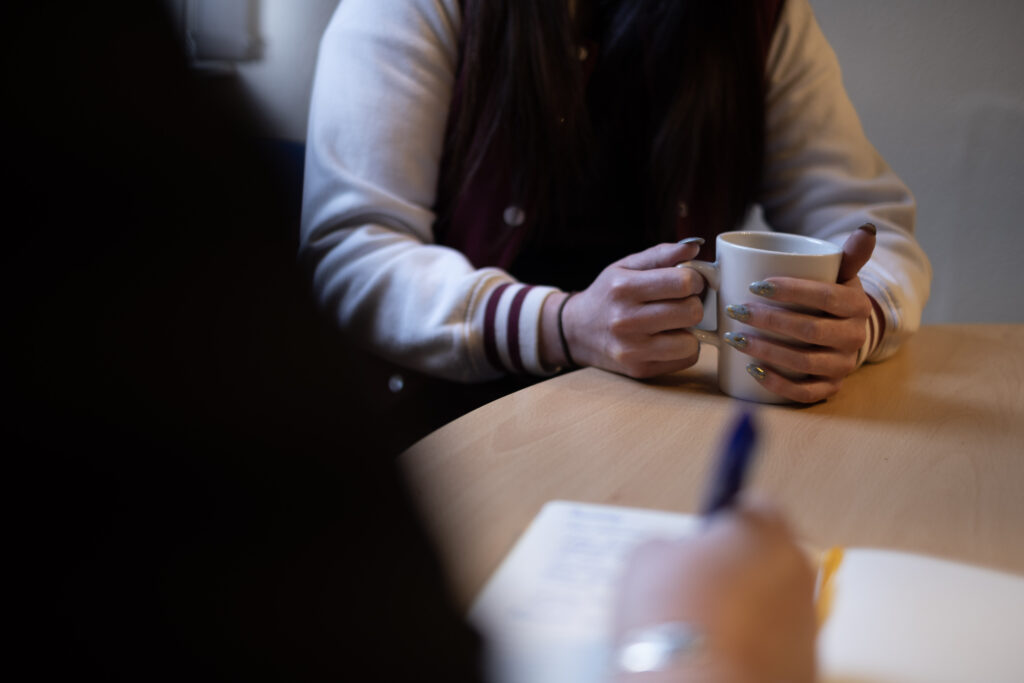 24-SIM041 - Change Mental Health racism and mental health, impact of racism on mental health. Hand visible during the meeting